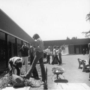 1977-Oct-Students-working-on-quadrangle-gardens